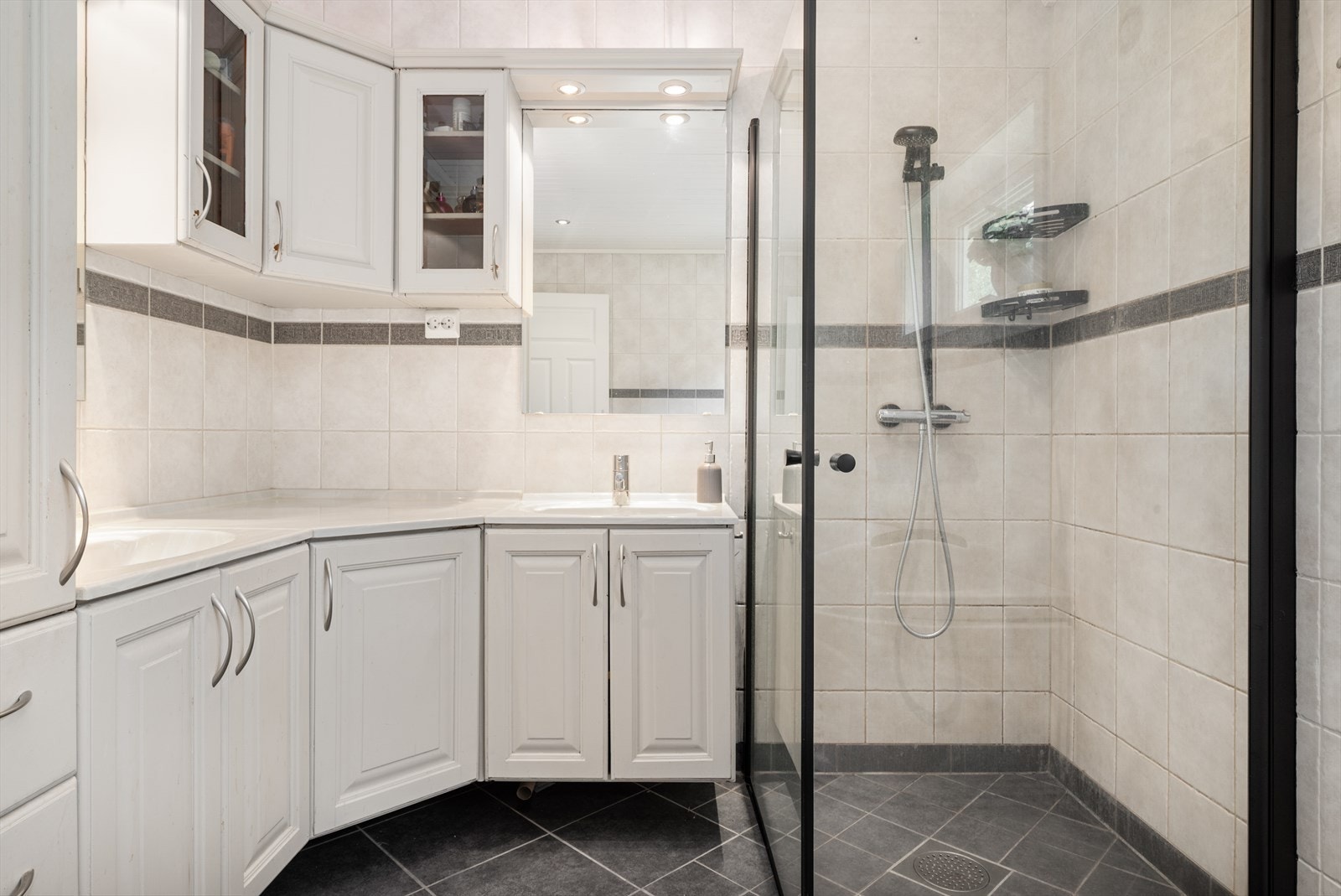 God oppbevaringsplass i høyskap og overskap. Galleribilde