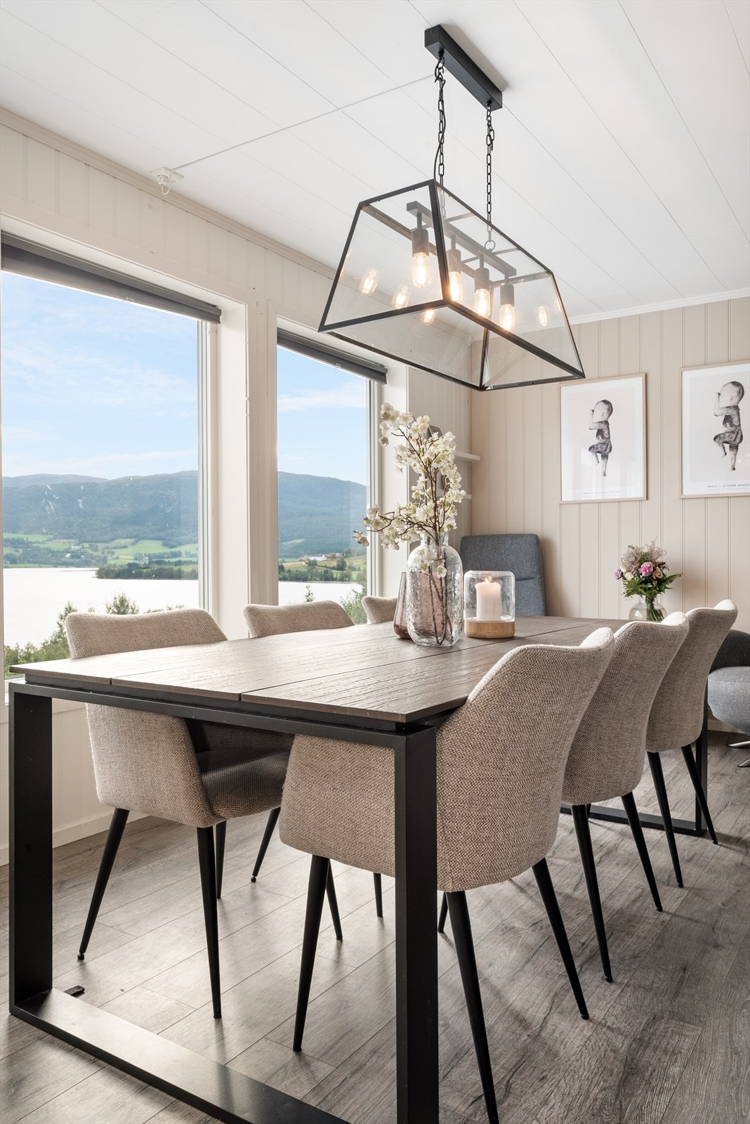 De store vindusflatene gir godt naturlig lys inn samtidig som de ivaretar utsikten. Det ble byttet vinduer på store deler av huset i 2019/2020. Galleribilde