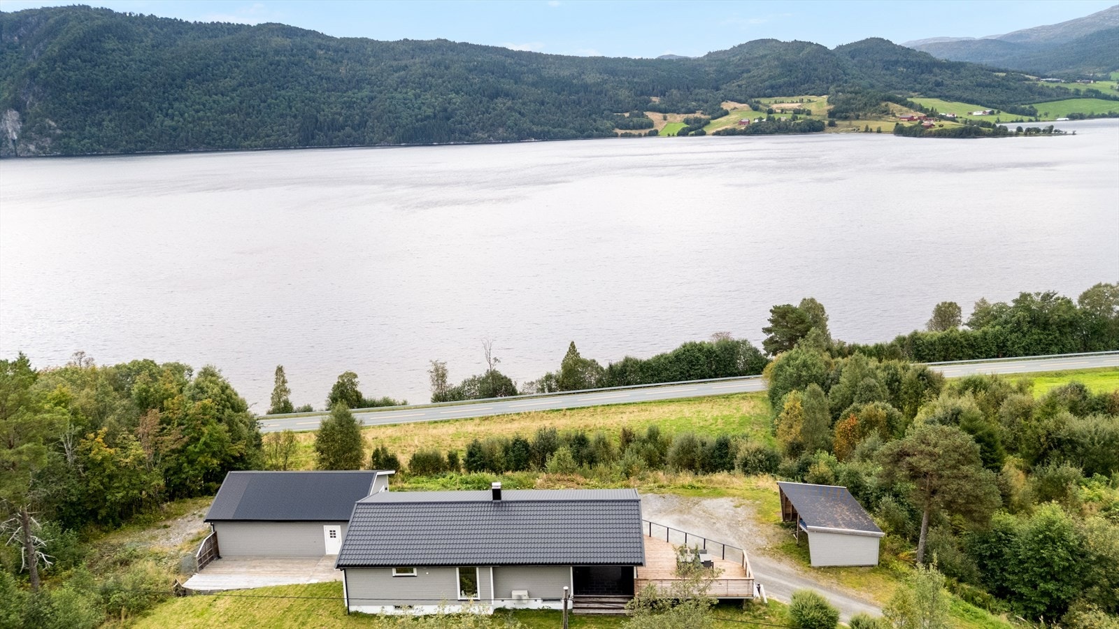 Fra eiendommen er det flott utsikt utover Rovatnet, Roberget og omgivelsene rundt. Galleribilde