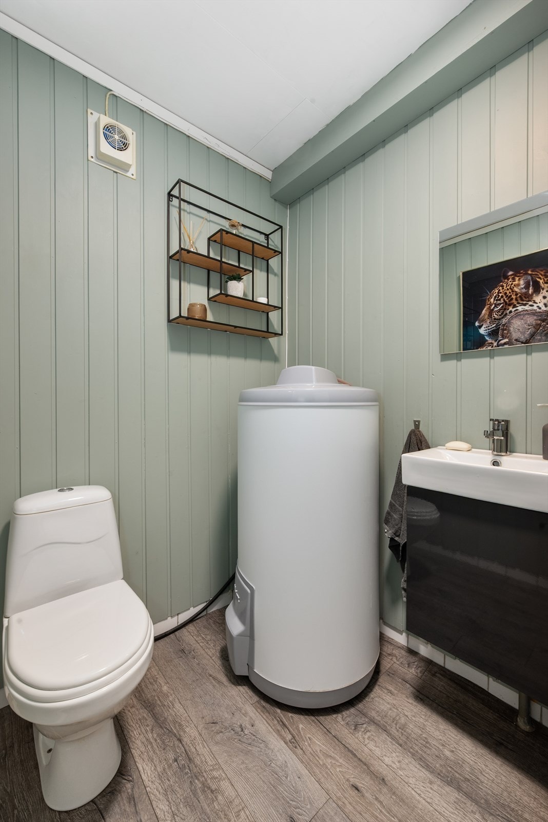 Toalettrommet har varme i gulvet og er utstyrt med varmtvannsbereder fra 2020, servantskap med heldekkende servant og toalett. Galleribilde