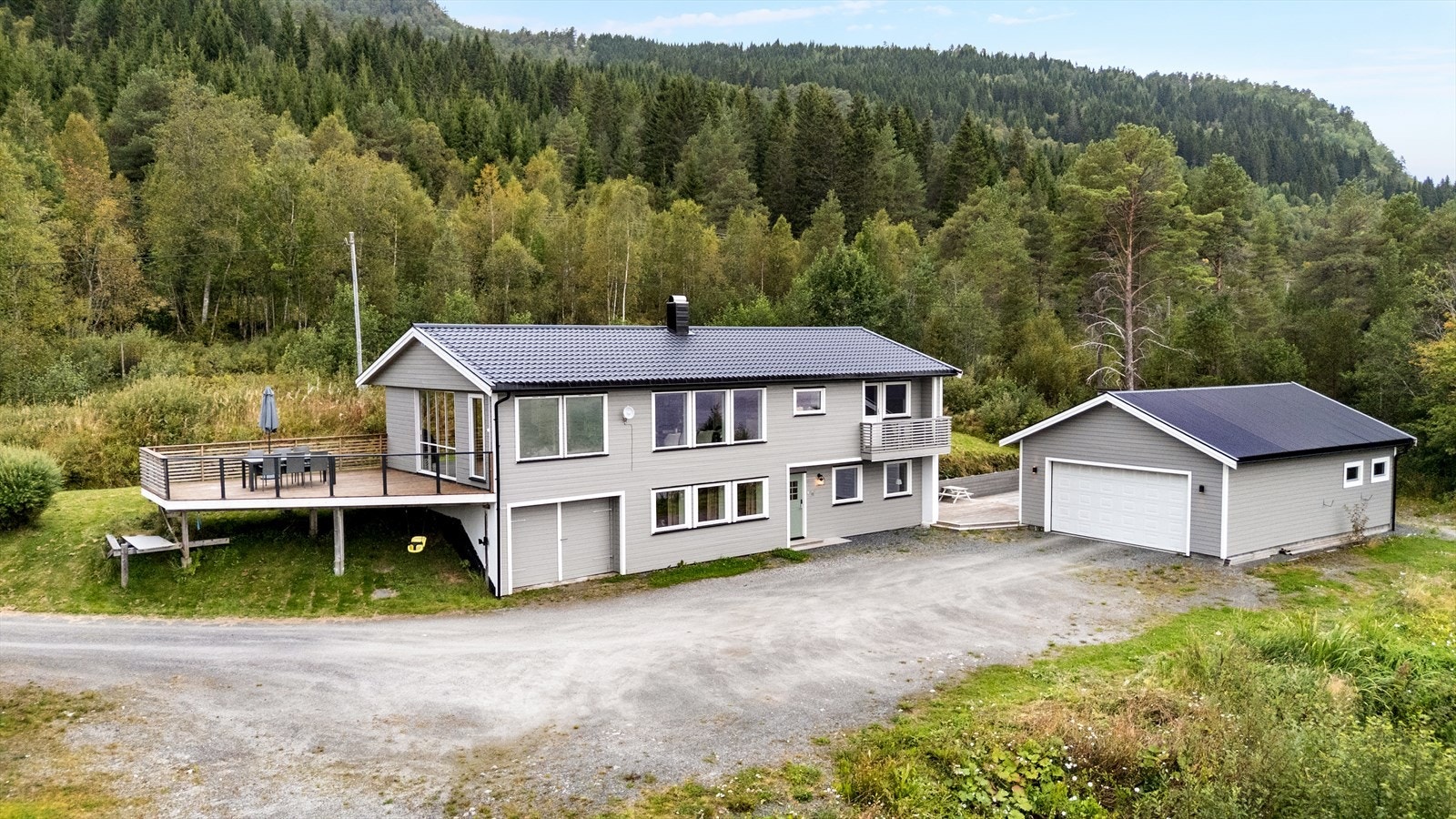 Det ble lagt nytt tak på eneboligen i 2015 og bordkledning ble byttet i 2019. Galleribilde