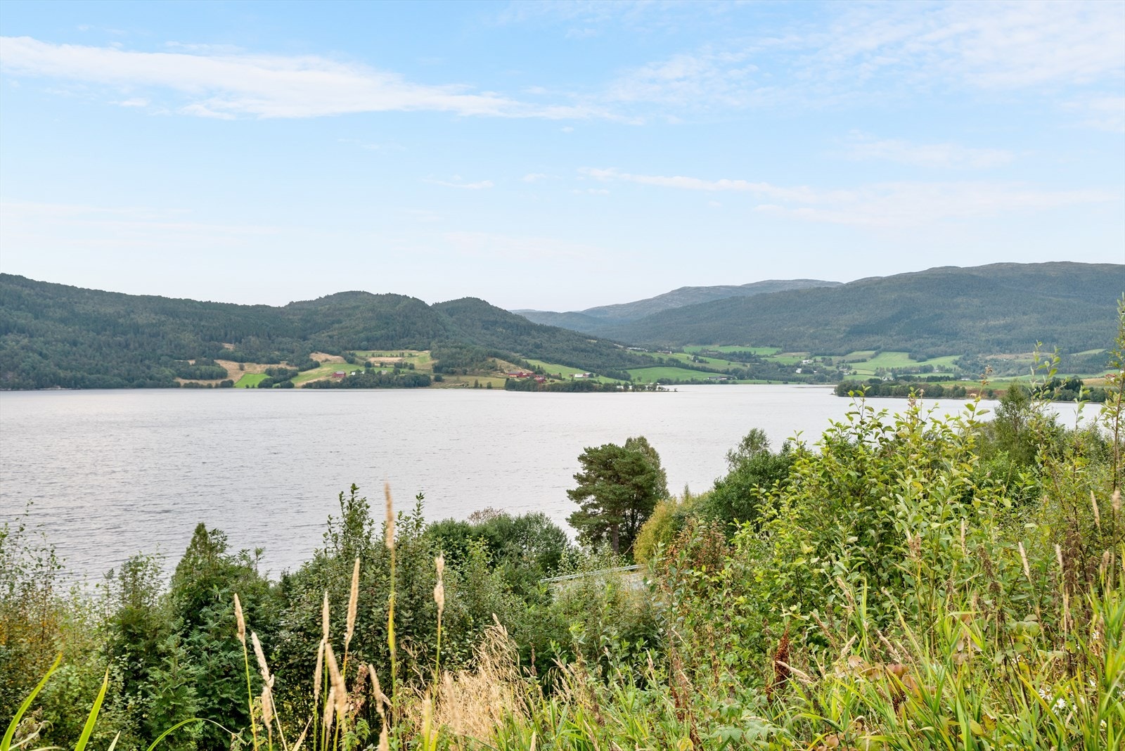 I nærområdet er det fine friluftsområder både sommer og vinter. Galleribilde