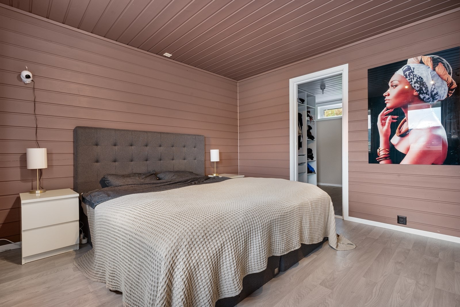 Soverommet er opprinnelig inntegnet som "disp.rom" i byggetegninger og garderoberommet som "matbod" (rom er derfor ikke godkjent til varig opphold). Endringer krever søknad om bruksendring. Se salgsoppgave for mer info eller kontakt megler ved spm. Galleribilde