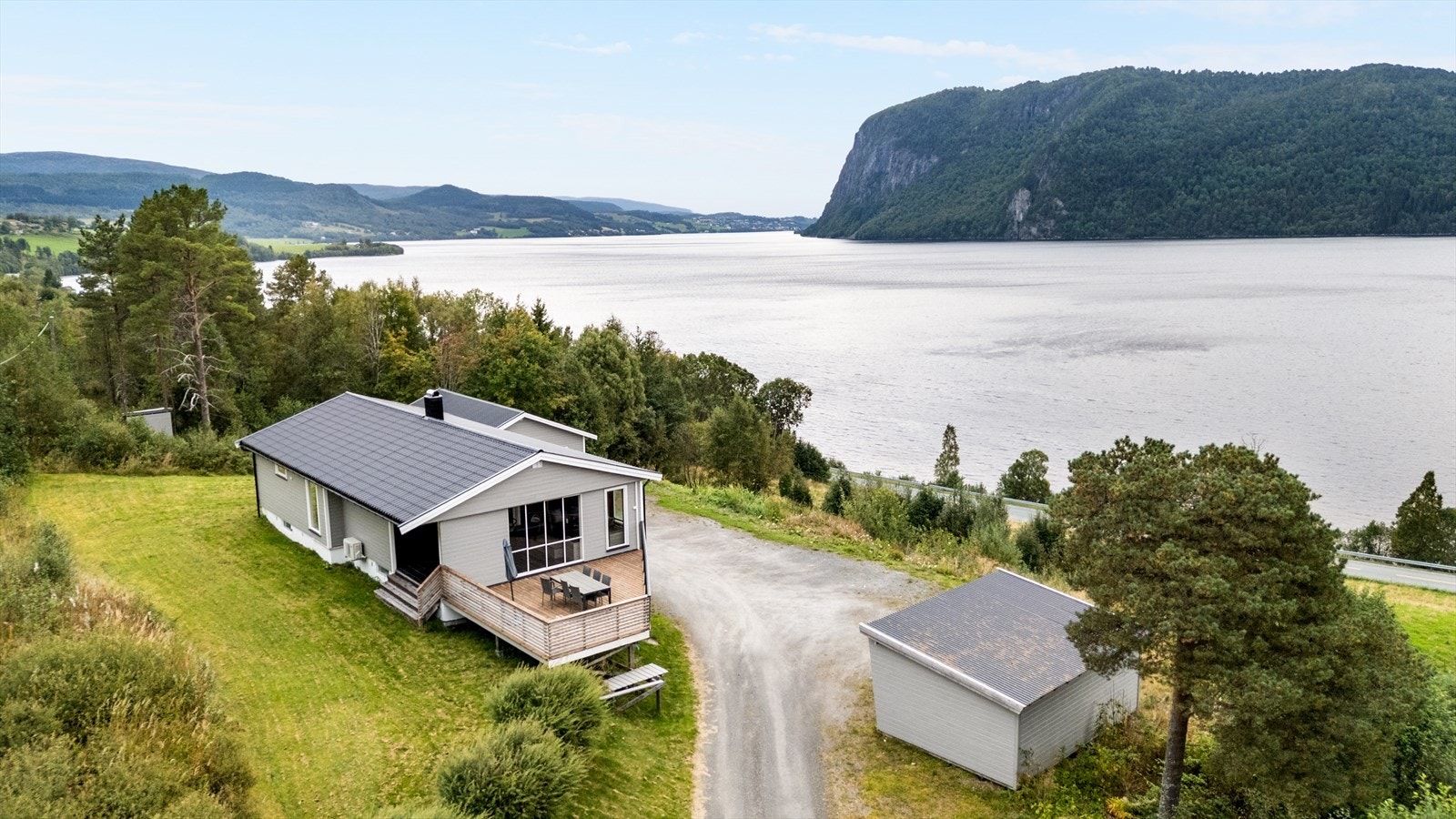 Det er ca. 10 min. kjøring til sentrum av Kyrksæterøra hvor det er skoler, barnehager og idrettsanlegg. I sentrum er det også et stort utvalg servicetjenester med flere dagligvarebutikker, bakeri, restauranter, kjøpesenter, treningssenter mm. Galleribilde