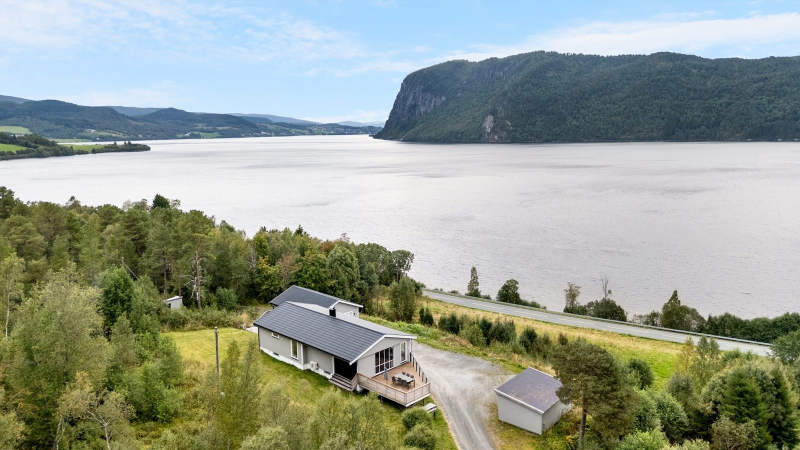 Eiendommen er pent beliggende i landlige omgivelser bare 10 min. kjøring fra Kyrksæterøra. Galleribilde