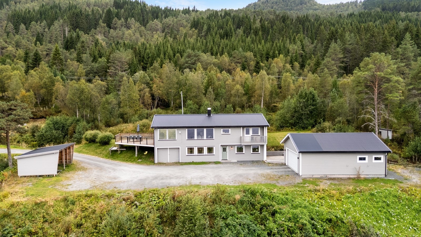 Tomta er på hele 2 mål og består av en romslig enebolig over to plan, dobbelgarasje og carport. Galleribilde