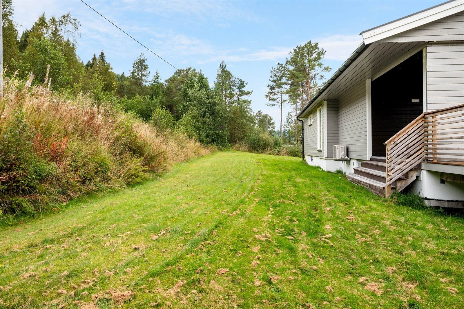 Fra verandaen er det trapp ned til hagen bak huset. Galleribilde
