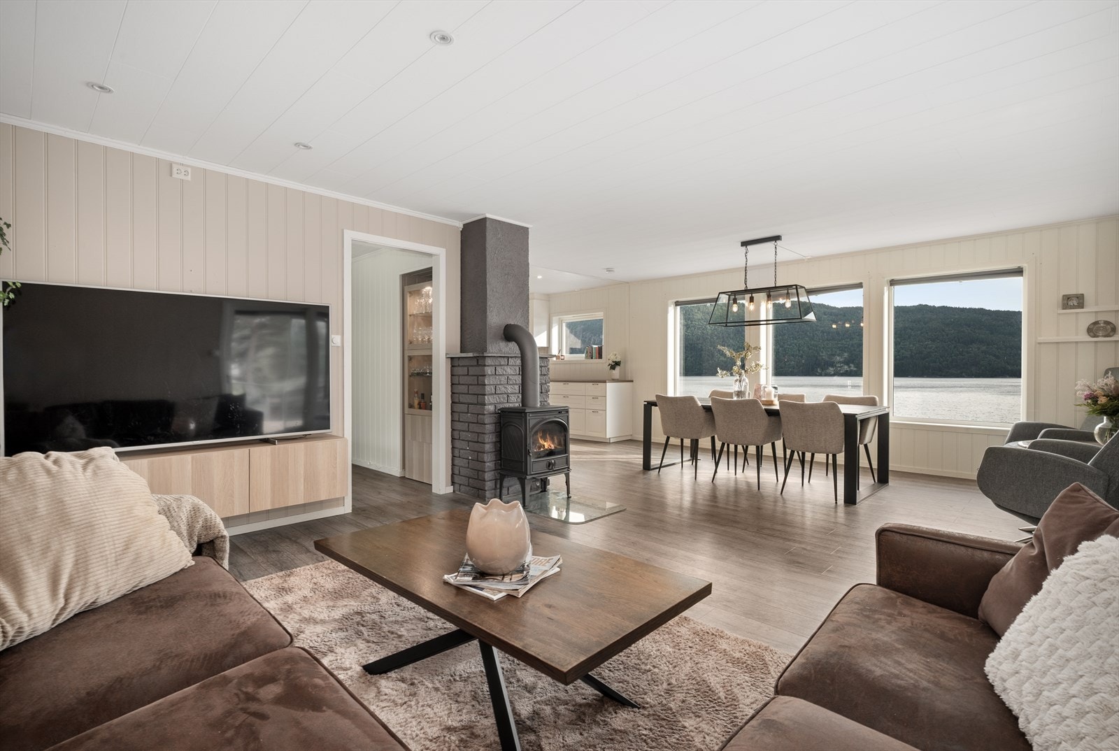 I trapperommet mellom etasjene er det montert ny varmepumpe i 2025. Vedovnen i stua bidrar til lun og trivelig stemning på de kaldeste dagene. Galleribilde