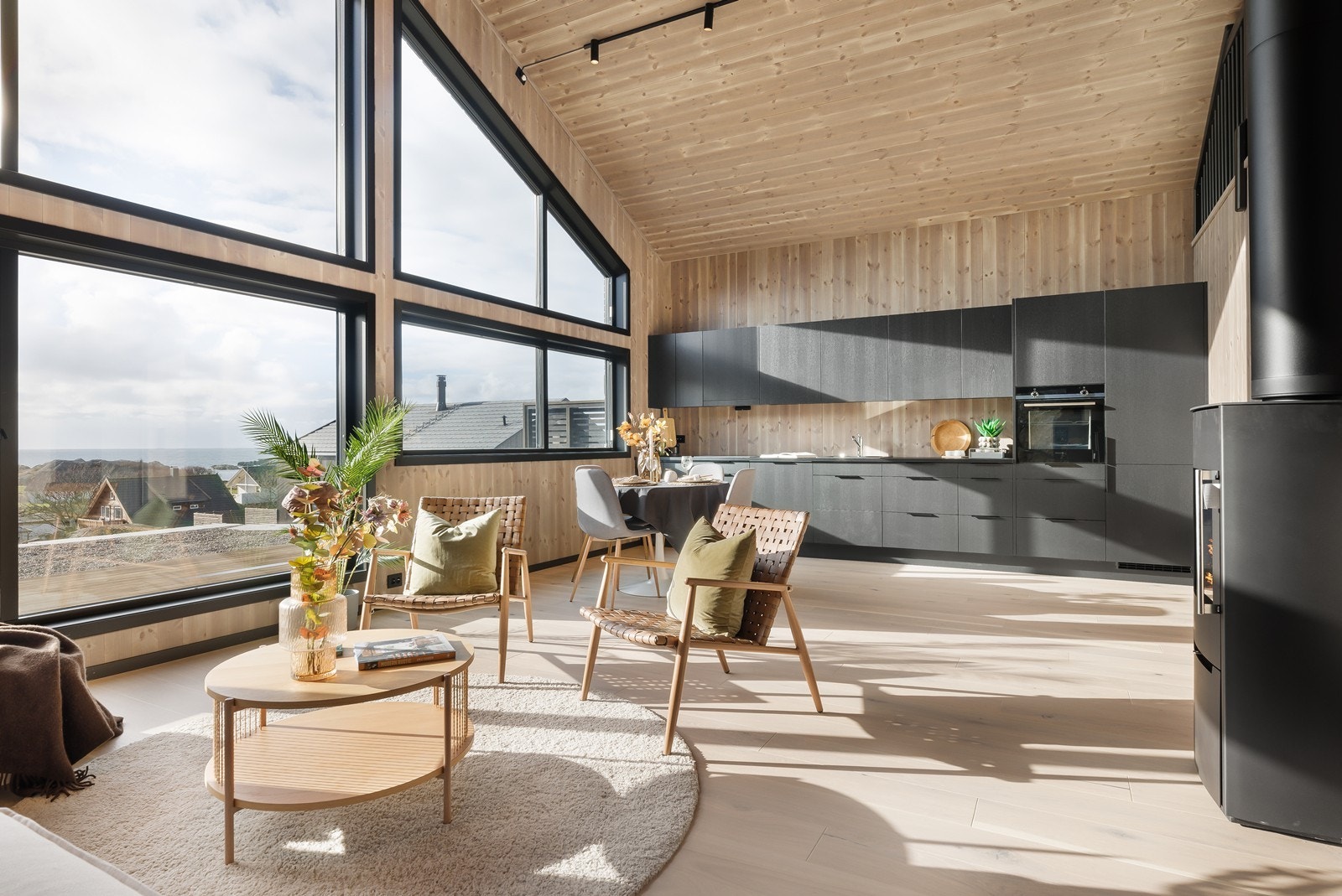 Velkommen til Tuevegen 56! Flott stue/kjøkken med god takhøyde og store vindusflater. Fotograf: Robin Malm Galleribilde