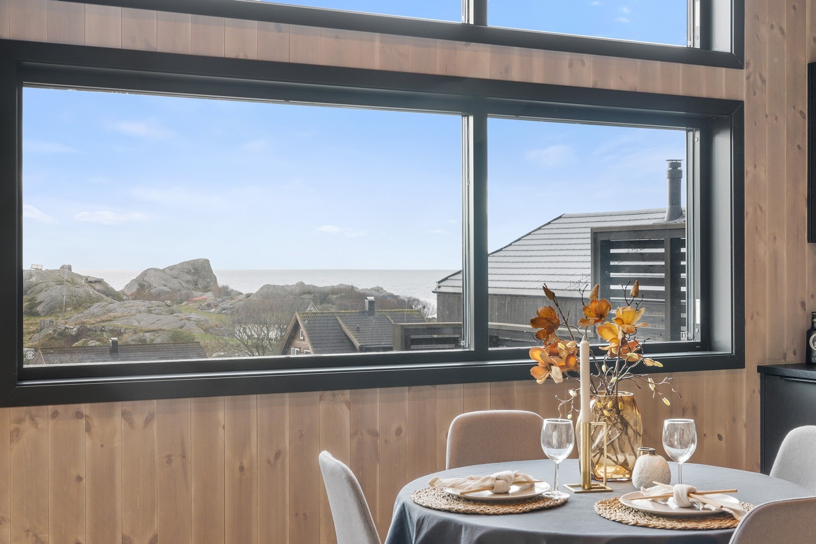 Utsikt fra kjøkken - mørke vinduskarmer rammer utsikten fint inn. Galleribilde