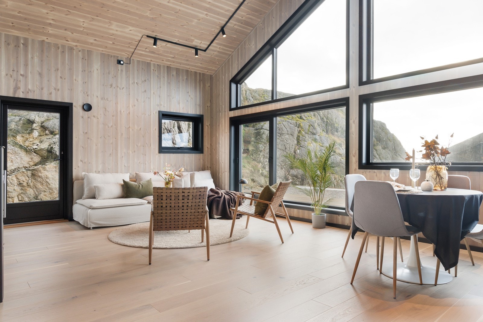 Gjennomgående fin belysning, i stuen er det moderne spottskinner. Galleribilde