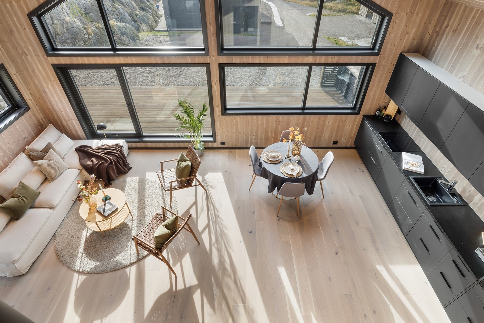 Oversikt over stue/kjøkken fra hems. Galleribilde