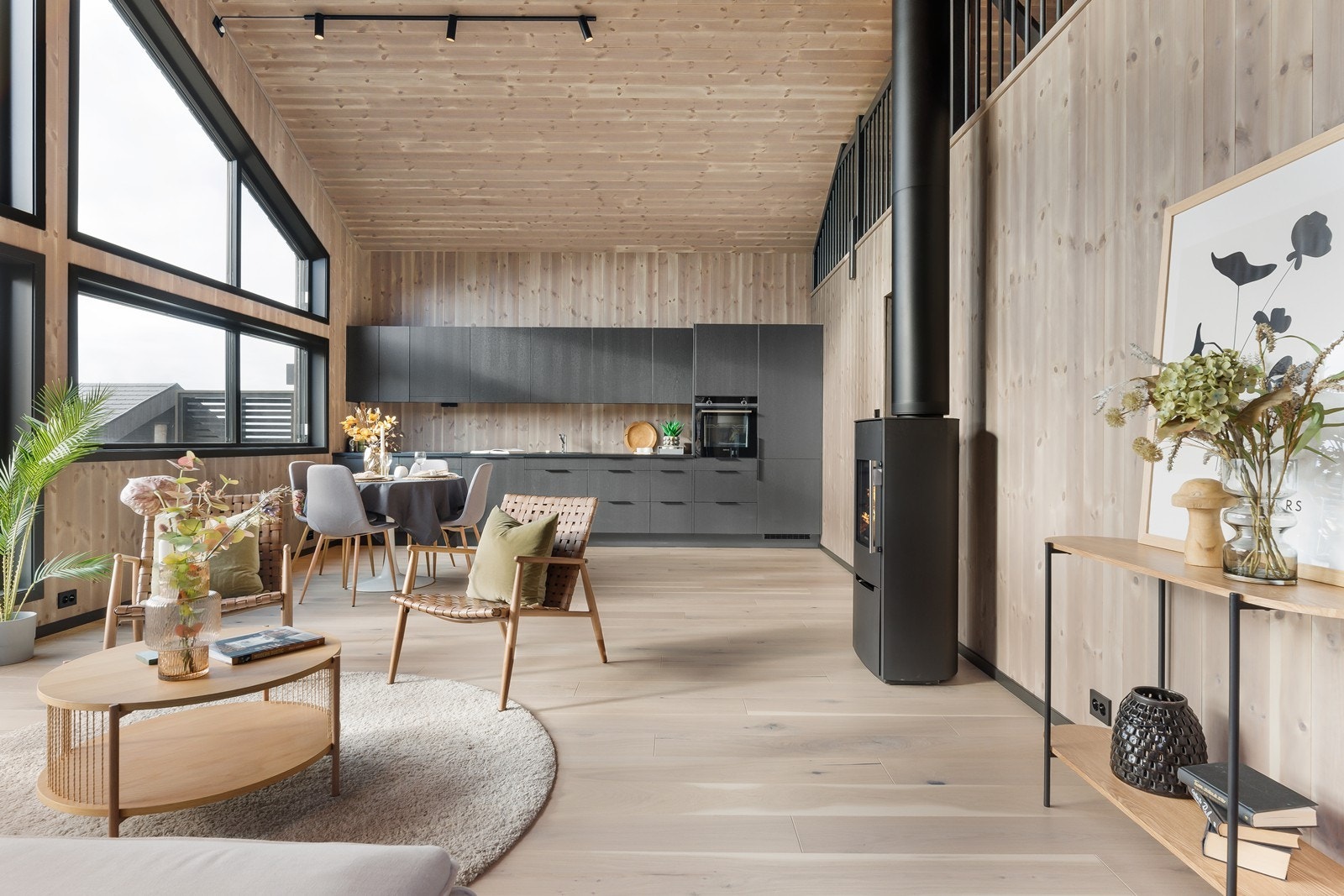 Stuen har beiset panel på vegg og en-stavs parkett på gulv. Galleribilde