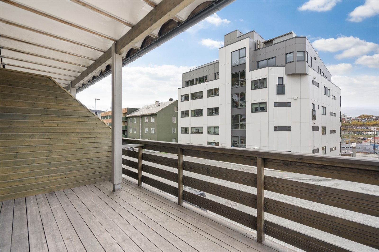 Balkongen er overbygd noe som gjør det mulig å sitte ute store deler av året Galleribilde