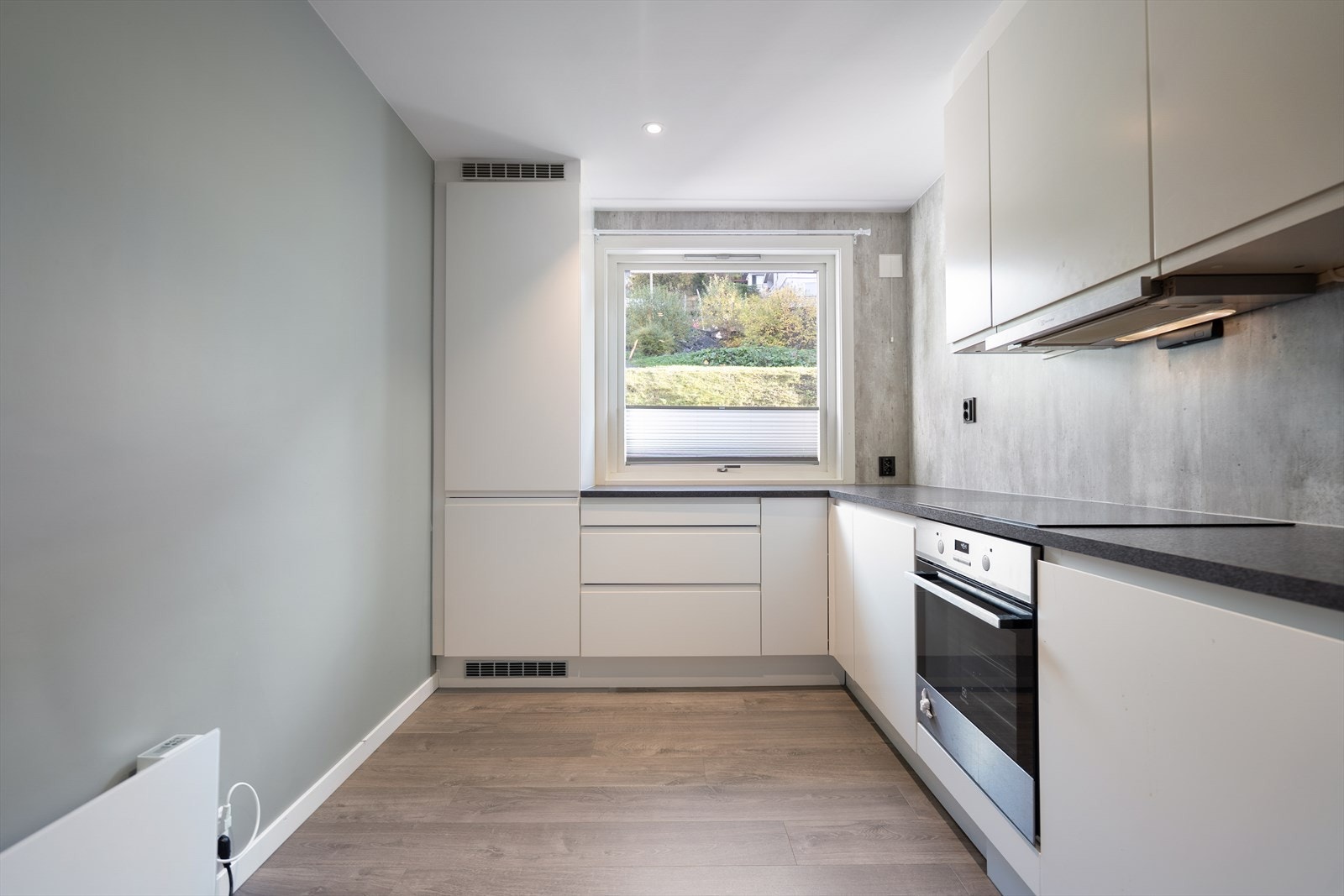 Lyst og moderne kjøkken med rene linjer og godt med arbeidsplass Galleribilde