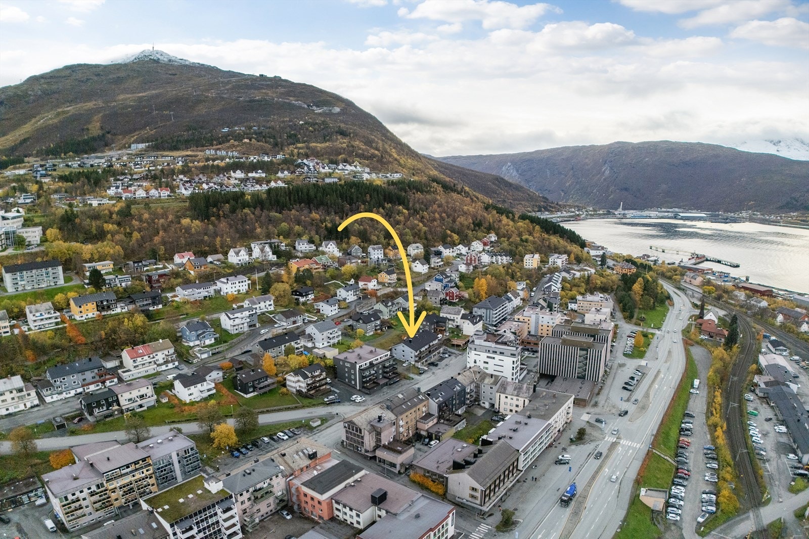Fra leiligheten er det nærhet til flotte turområder og Narvikfjellet, samtidig som du bor midt i byen med gangavstand til alle byens fasiliteter Galleribilde