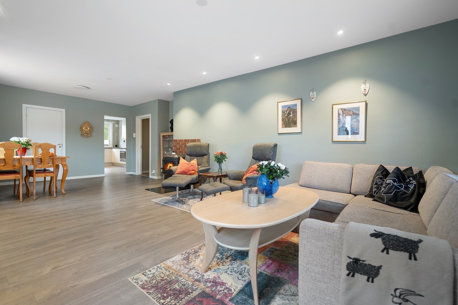 Behagelige fargetoner og jevn belysning gir en lun atmosfære som passer perfekt til både hverdag og selskap Galleribilde