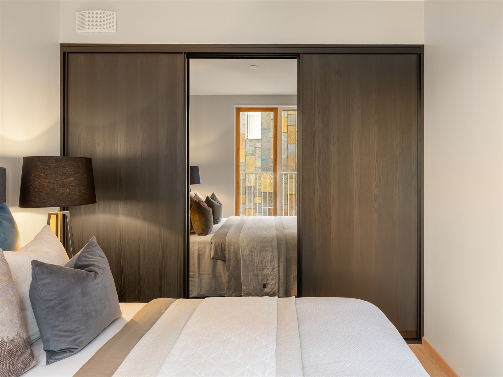 Moderne soverom med god plass til dobbeltseng. Det medfølger også en garderobeløsning. Galleribilde