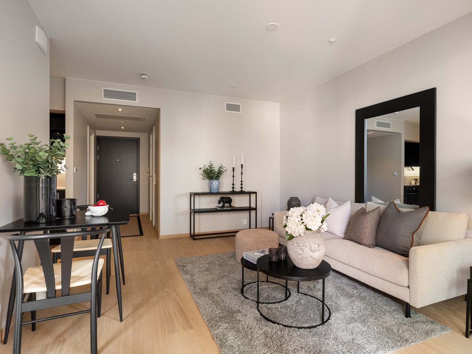 Moderne stue med store vindusflater og god planløsning. Galleribilde