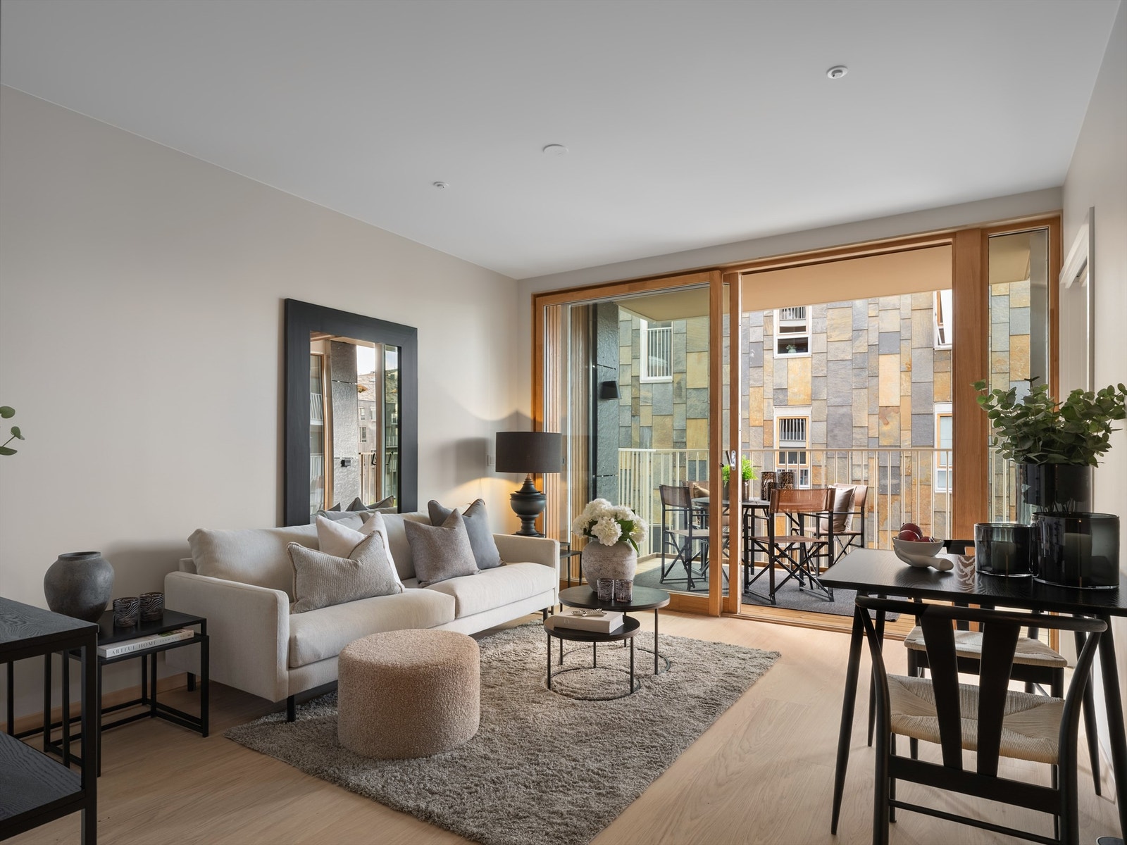 Fra stuen er det utgang til balkongen på ca 8 kvm. Galleribilde