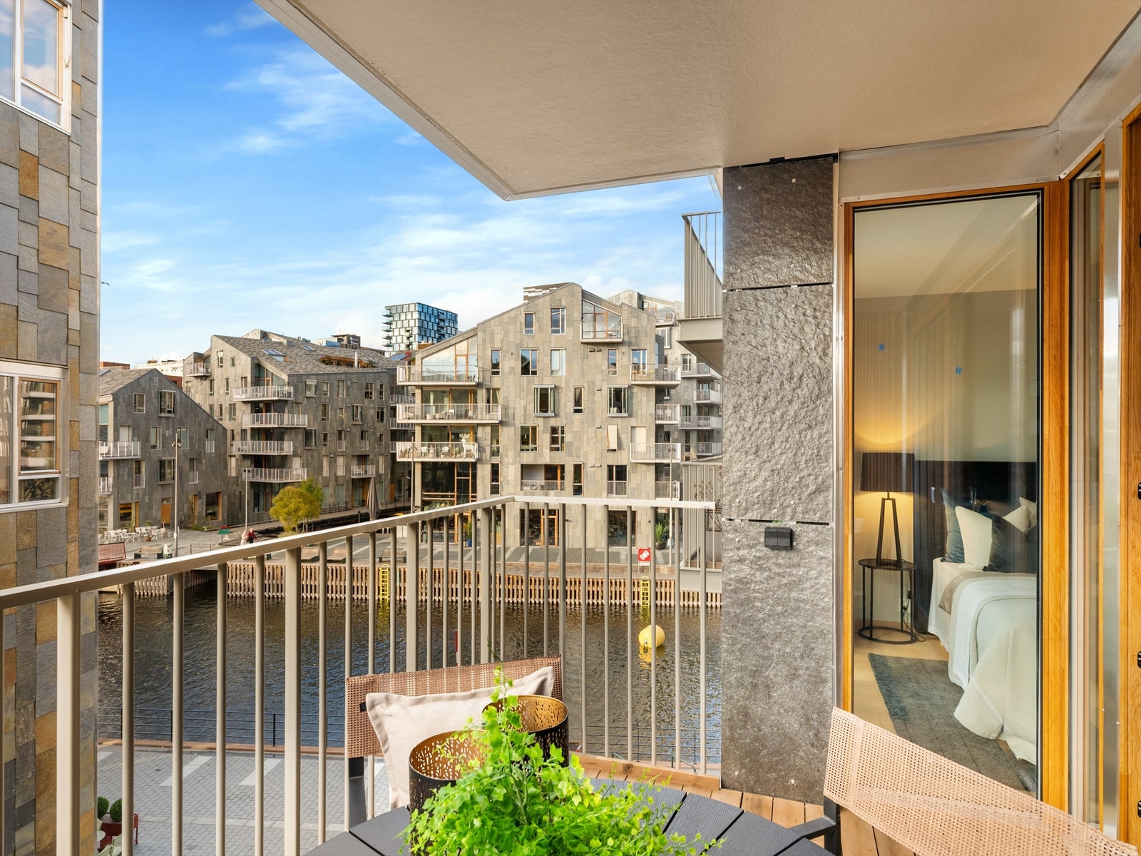 Hyggelig balkong med god plass til utemøbler. Galleribilde