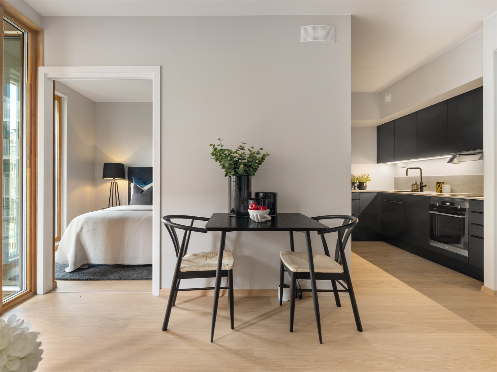 God plass til en liten spisegruppe på stuen/kjøkkenet. Galleribilde