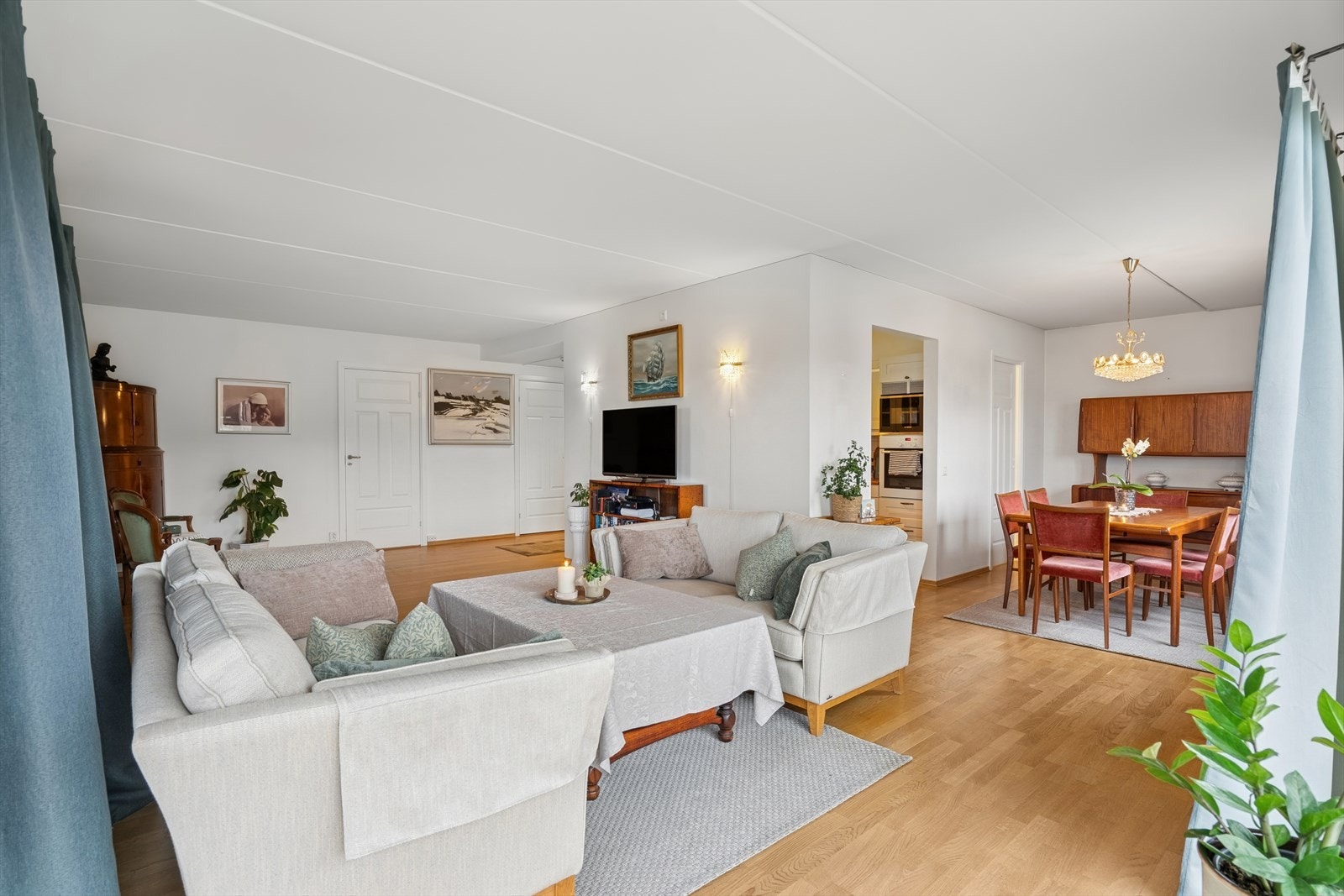 Stuen har plass til flere møbleringsmuligheter for å skape den stuen du selv ønsker. Galleribilde