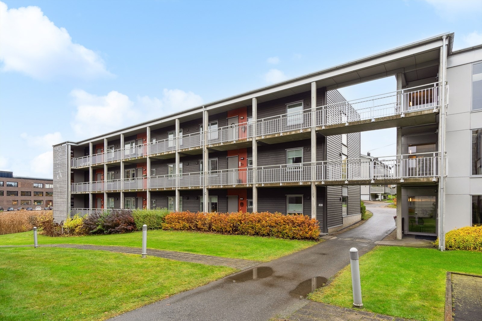 Leiligheten ligger fint til i 2.etasje og har adkomst via trapp eller hei og svalgang. Galleribilde