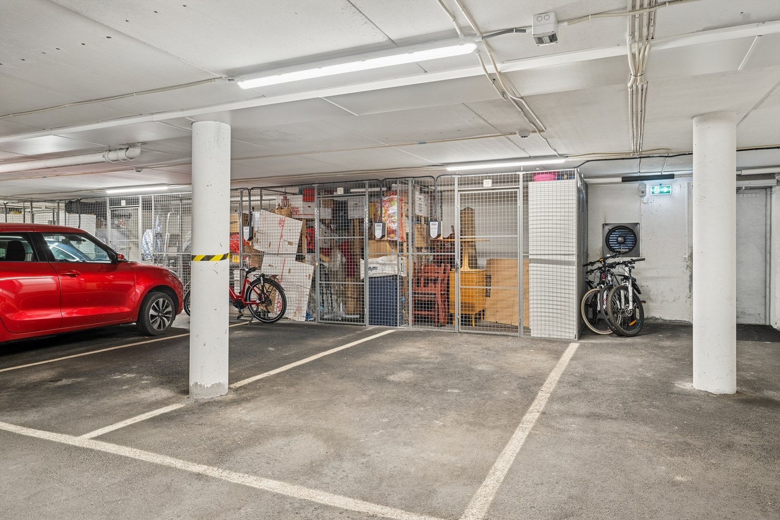 Det medfølger en parkeringsplass og bod i felles garasjeanlegg med heistilgang. Galleribilde