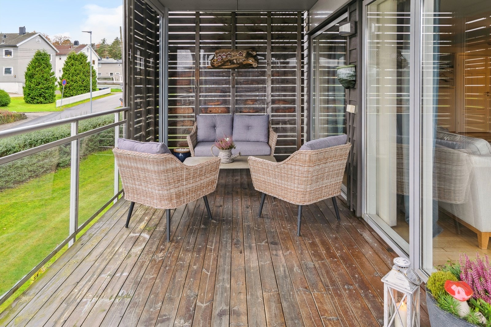 Fra stuen er det utgang til en solrik balkong. Galleribilde