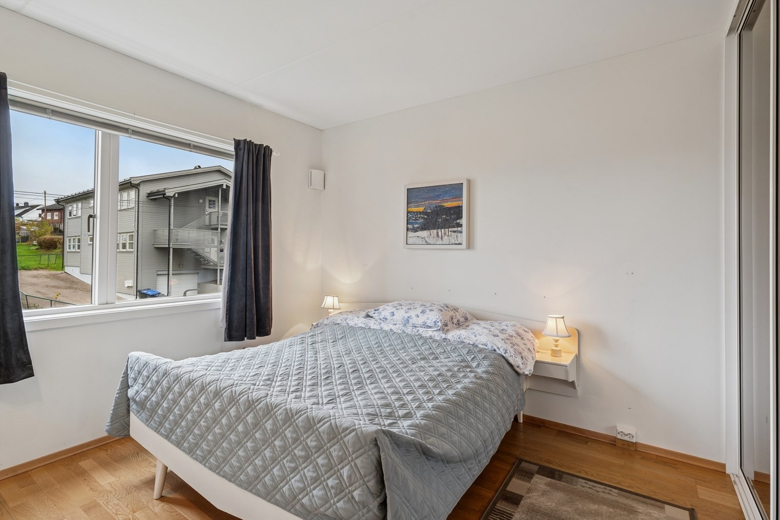 Hovedsoverommet har plass til dobbeltseng, tilhørende møblement og stor skyvedørsgarderobe med god oppbevaringsplass. Galleribilde