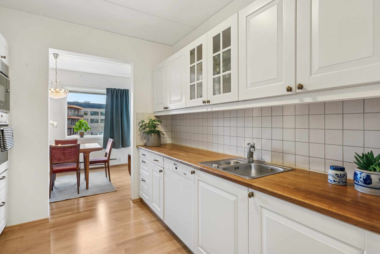 Vegger over benkeplate er flislagt, praktisk ved matlaging. Galleribilde