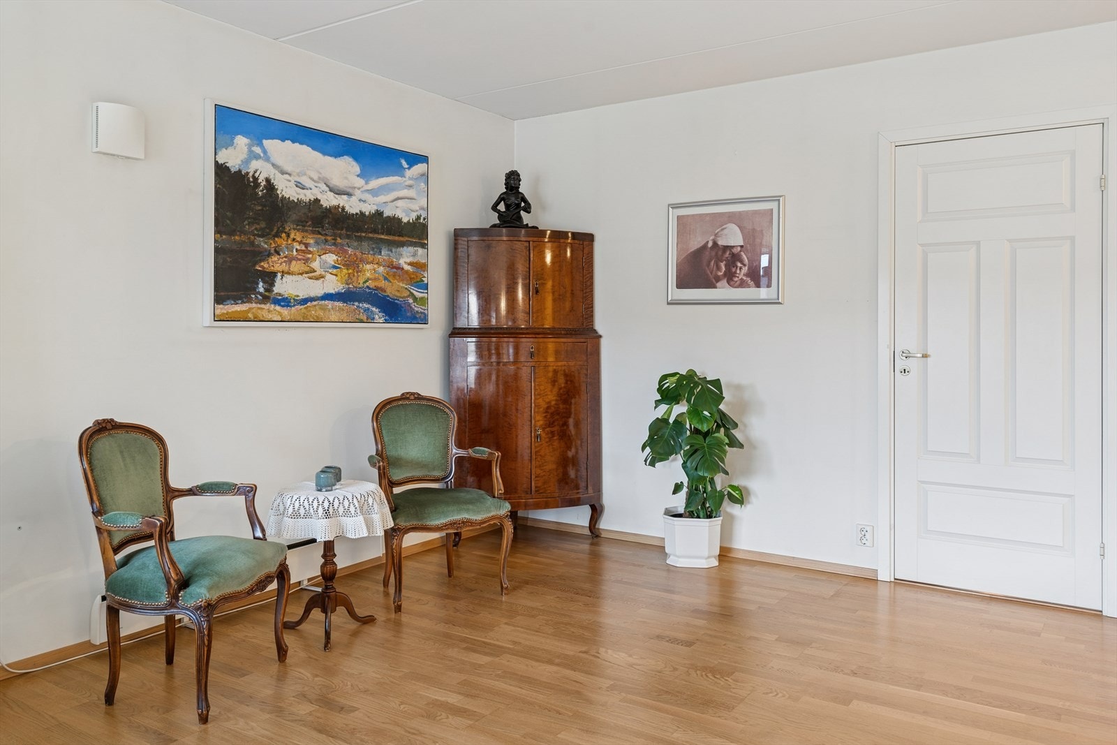 Stuen har lyse vegger og pen eikeparkett på gulvet. Galleribilde