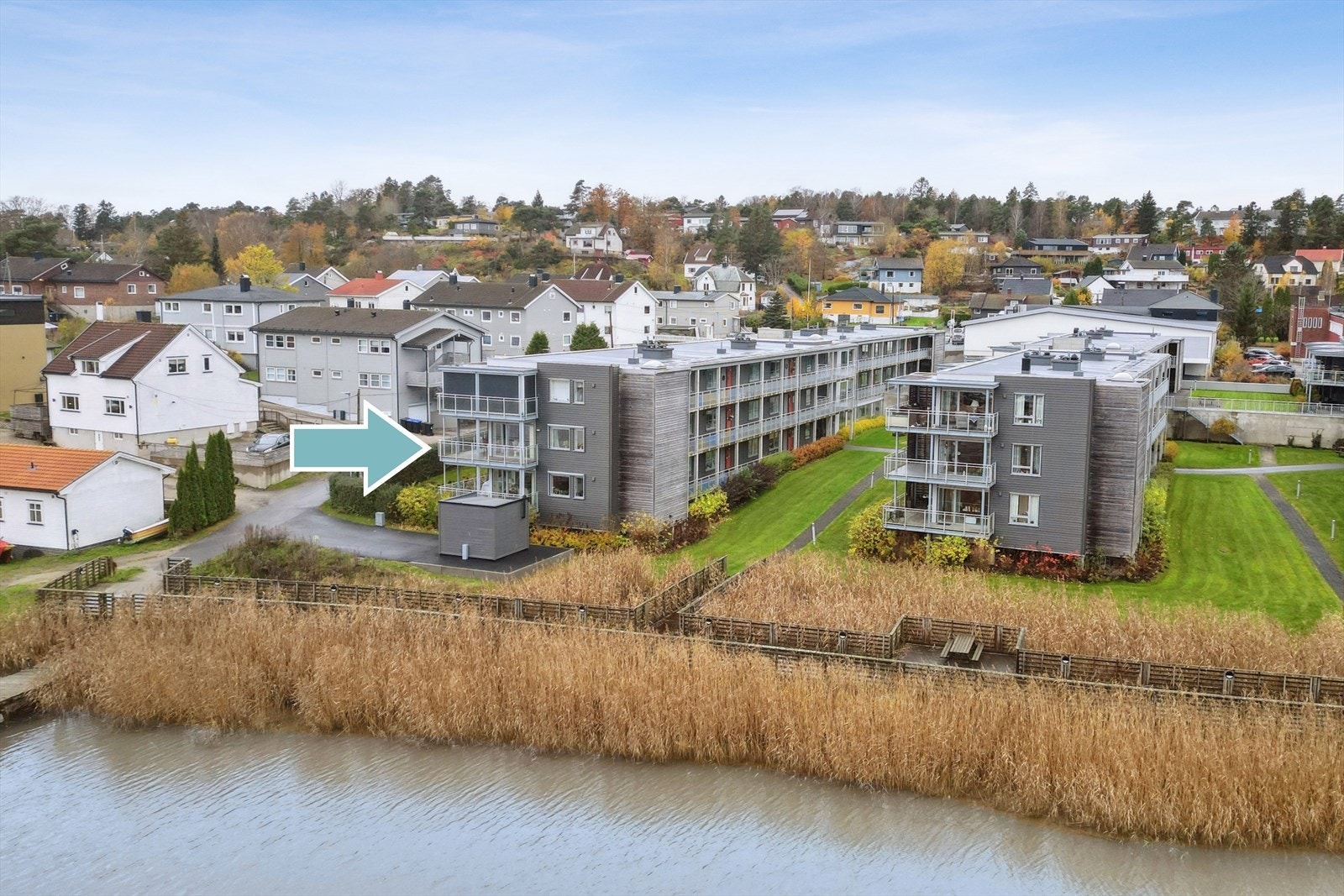 En attraktiv 3-roms andelsleilighet beliggende fint til på hjørnet i 2. etasje av lavblokk oppført i 2008. Galleribilde