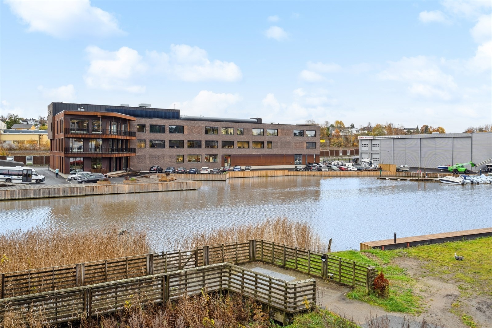 Rett nedenfor leiligheten går det en gangsti langs elven, hvor man kan benytte gang og sykkelbro over til Fjeldberg for å komme videre mot sentrum. Galleribilde