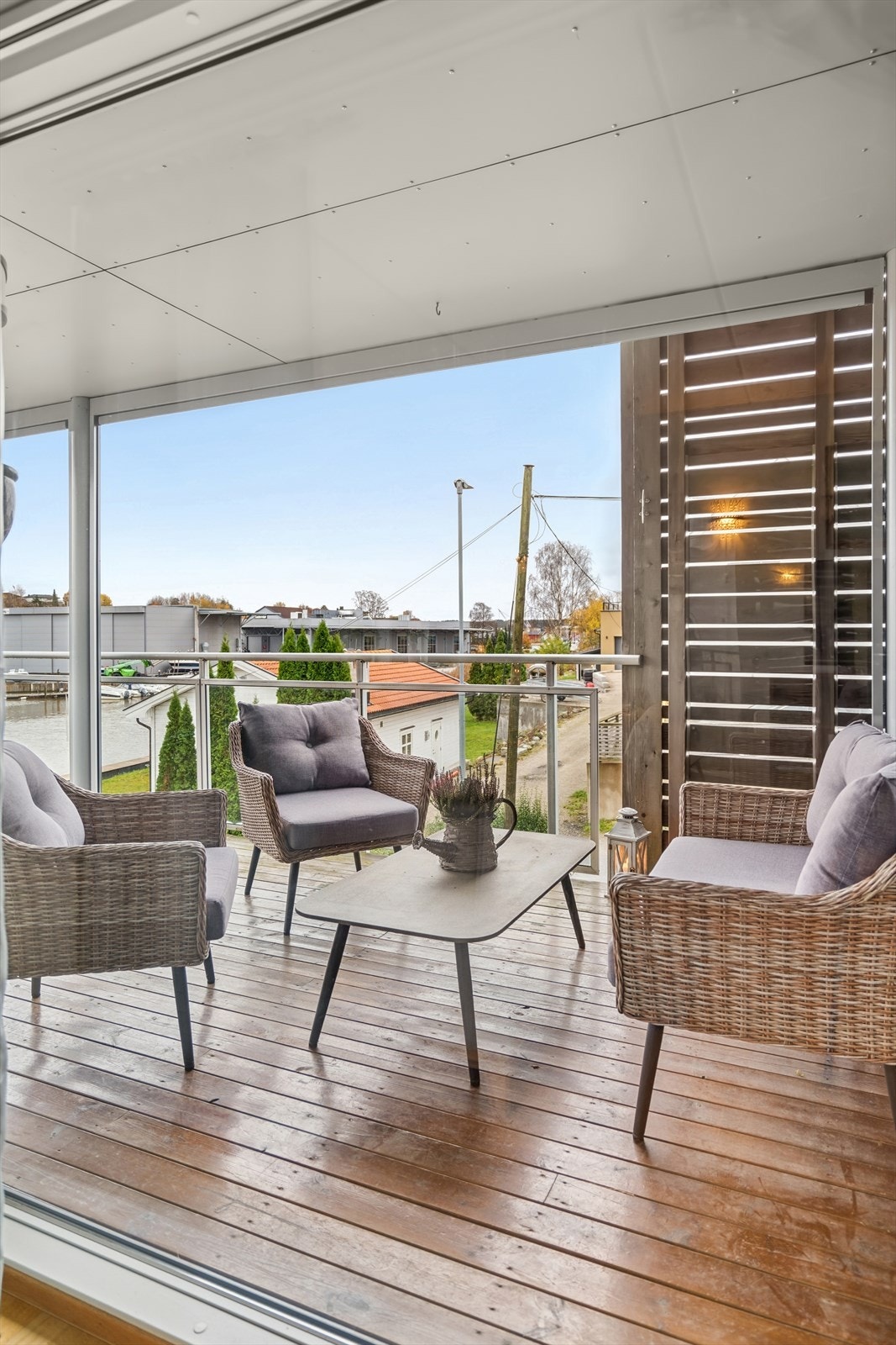 Balkongen fungerer som en forlengelse av stuen på varme sommerdager. Galleribilde