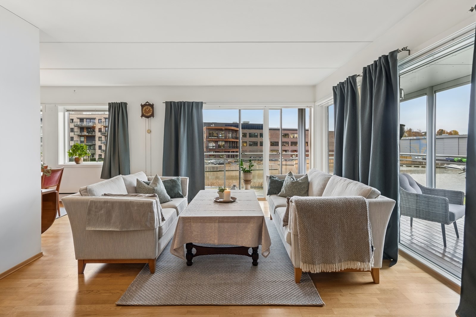 Her er flere store vindusflater som slipper inn mye naturlig lys og skaper en god atmosfære i rommet. Galleribilde