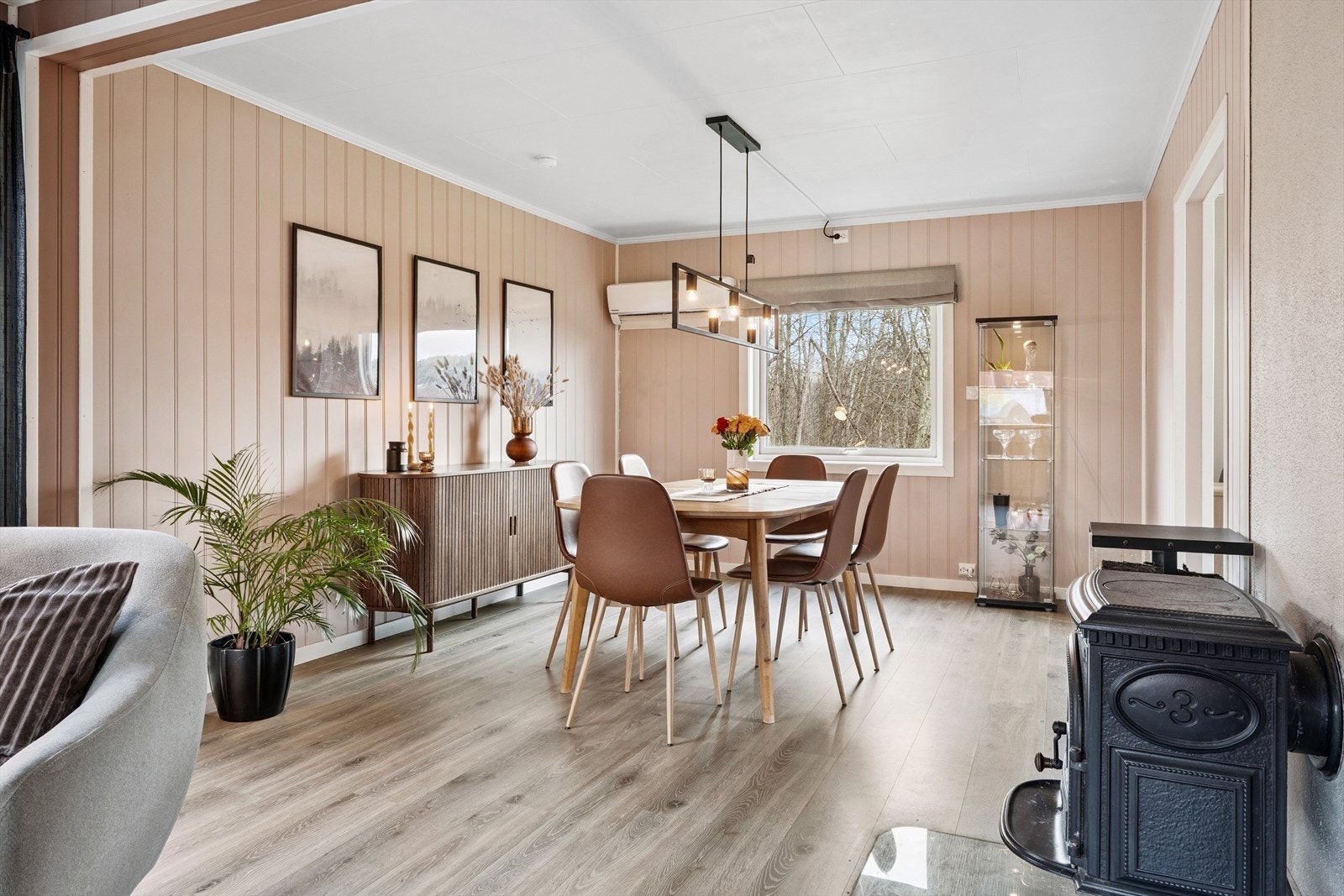 Stue med spiseplass. Tidsriktig stil og varmepumpe fra 2014. Galleribilde