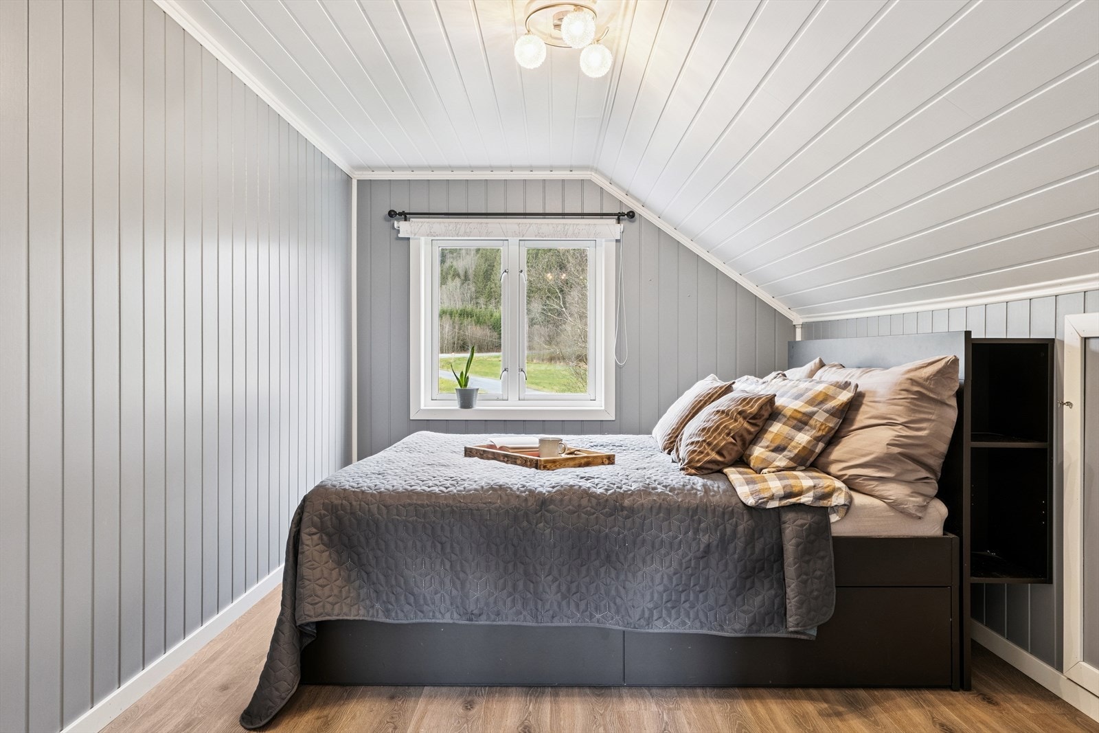 Soverom med tidsriktig stil. Galleribilde