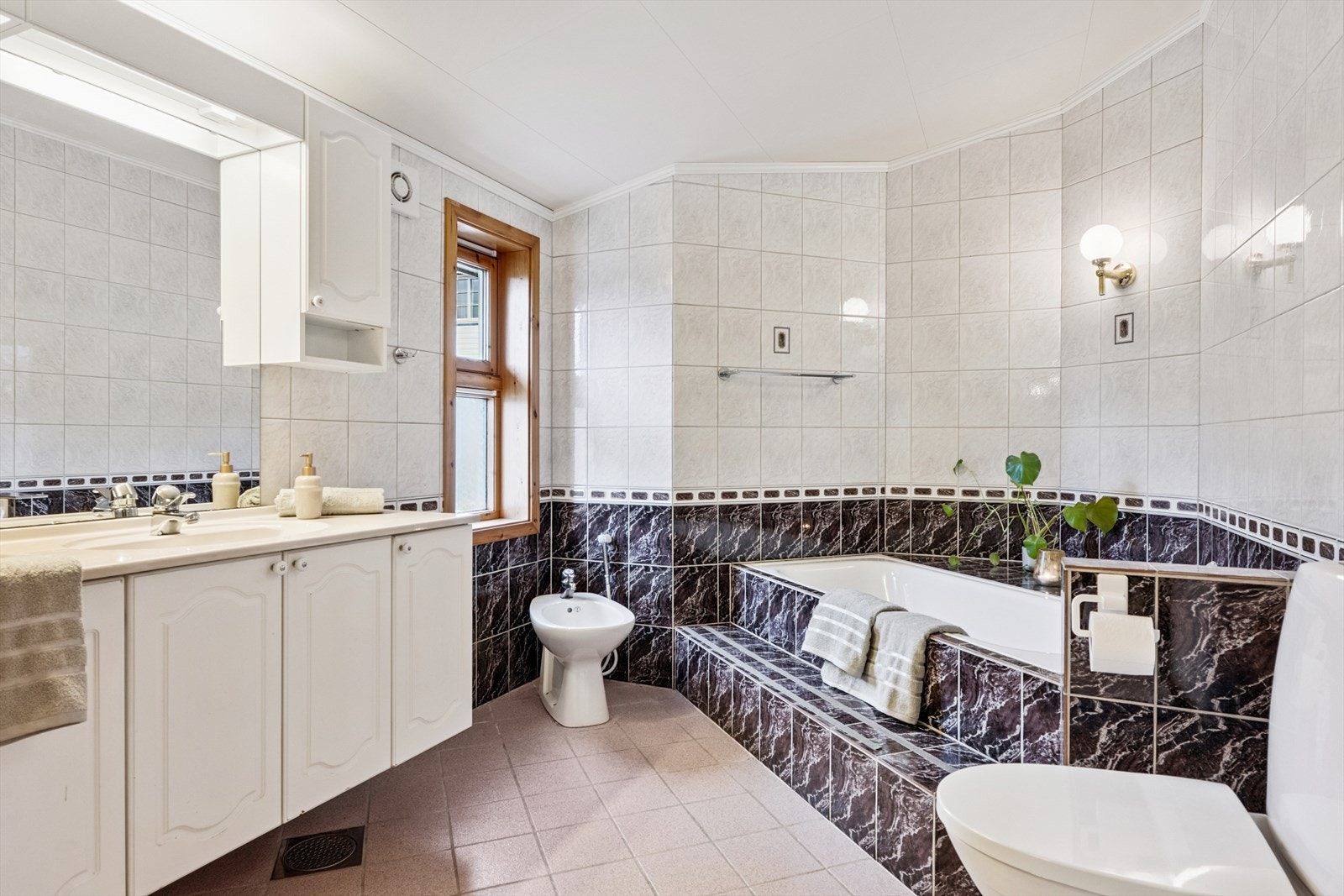 Boligen er påbygd i 1995 med bad, vaskerom og gang. Galleribilde