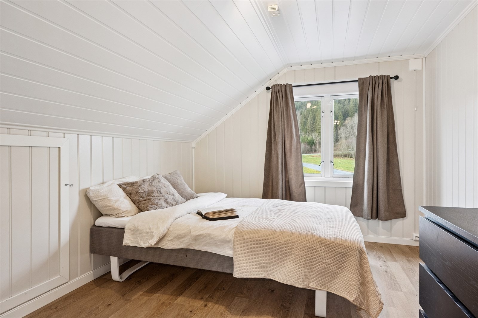 Soverom med tidsriktig stil. Galleribilde