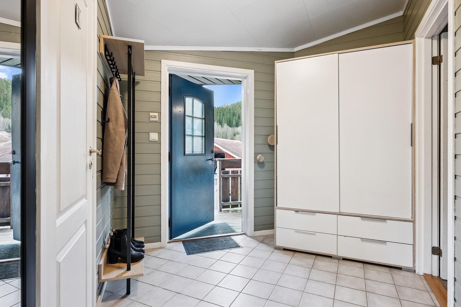 Entré med inngang til vaskerom. Galleribilde