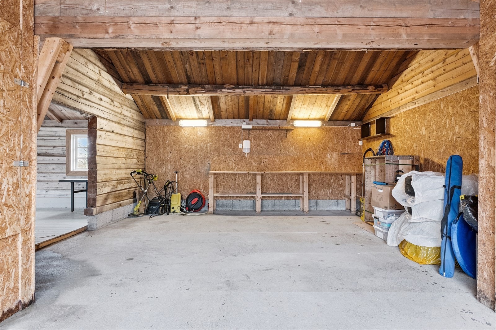 Garasje med lagerrom oppført i 2010 med deler av eldre tømmerkasse. Galleribilde