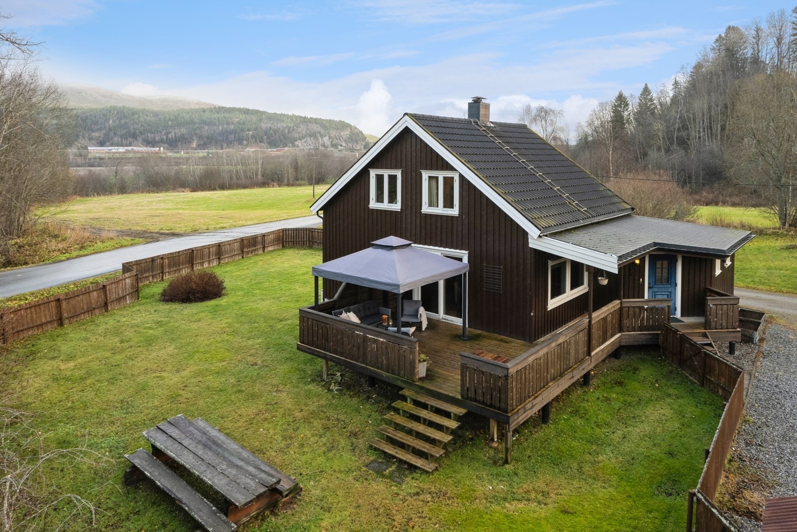 Romlig tomt plen og gårsdplass. Galleribilde