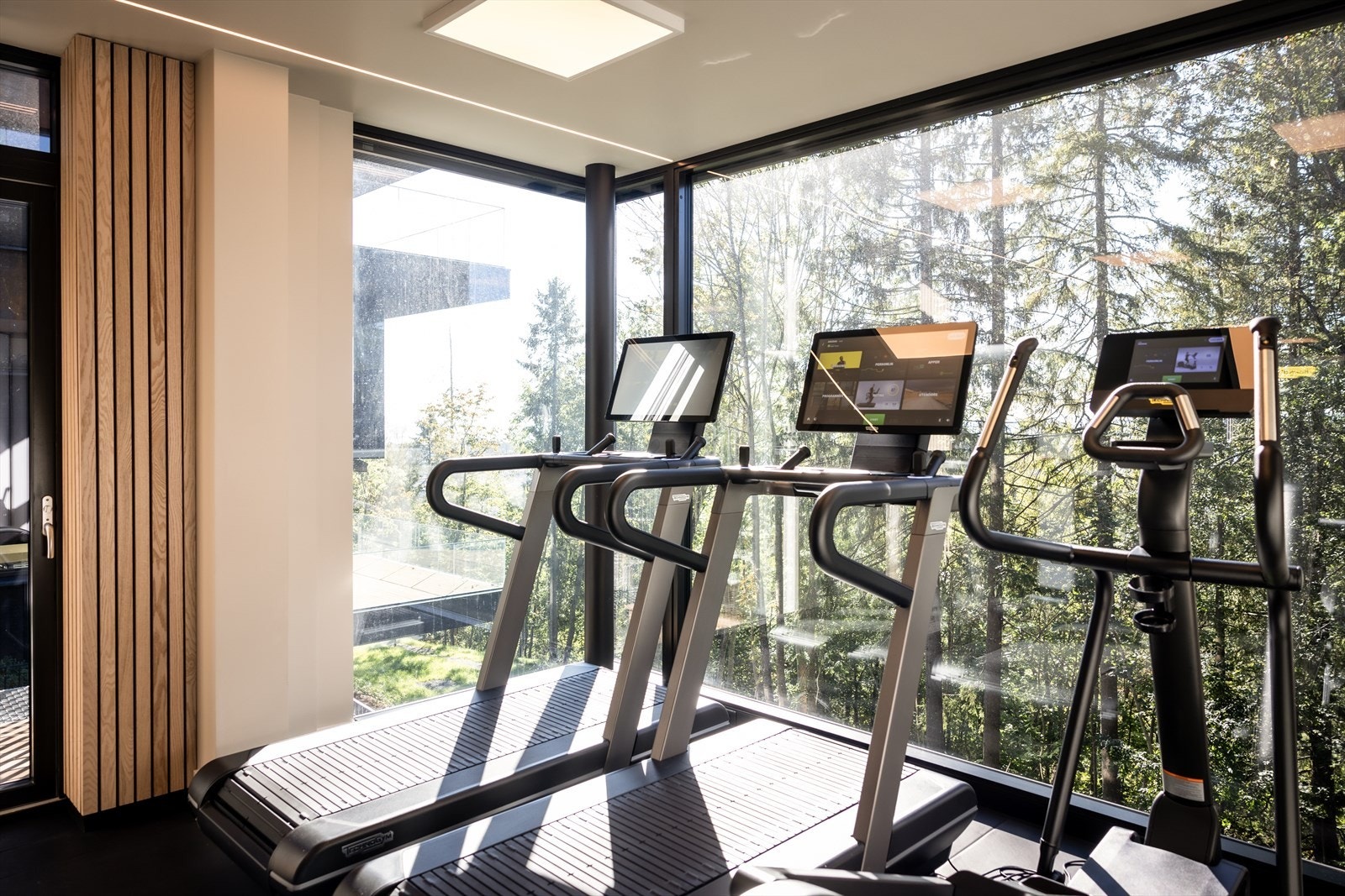 Mulighet for å gå ut i natur direkte fra treningsrommet Galleribilde
