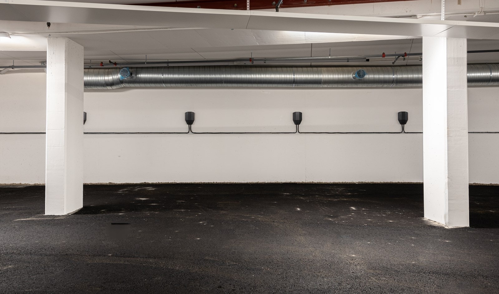 Det medfølger 2 parkeringsplasser i lukket garasjeanlegg. Her er det installert EL-bil ladere på begge plassene. Galleribilde