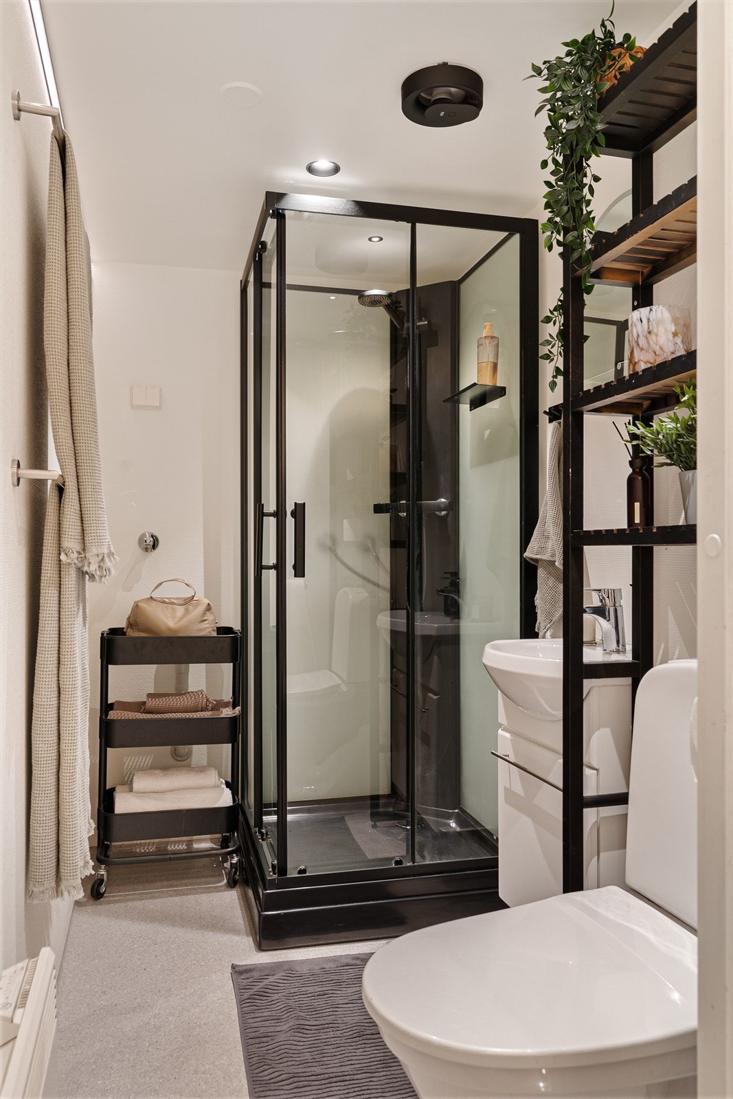 Badet er på 3 kvm og inneholder toalett, servant med underskap, speil med belysning, dusjkabinett og opplegg til vaskemaskin. Galleribilde