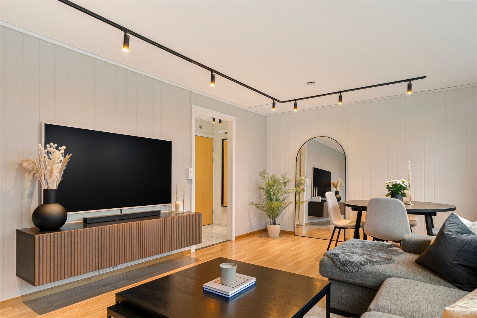 Her får du en fin og praktisk leilighet med god plansløsning i et vesentlig oppgradert borettslag. Galleribilde