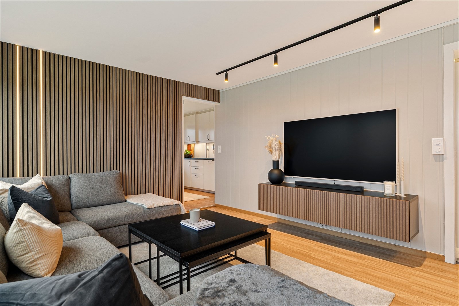 Nardosletta borettslag har gjennomført vesentlige oppgraderinger de siste årene (Se oversikt i salgsoppgaven) Veggfeste til TV og TV-benk medfølger ikke handelen. Galleribilde