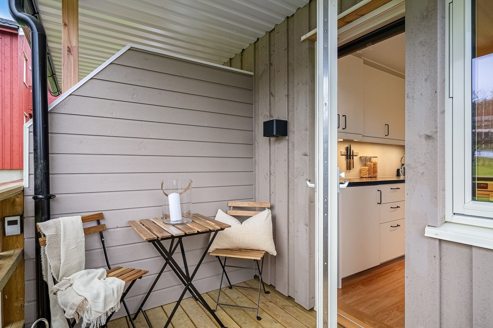 Verandaen er overbygd og man har mulighet til å etablerer direkte nedgang til felles plen. Galleribilde